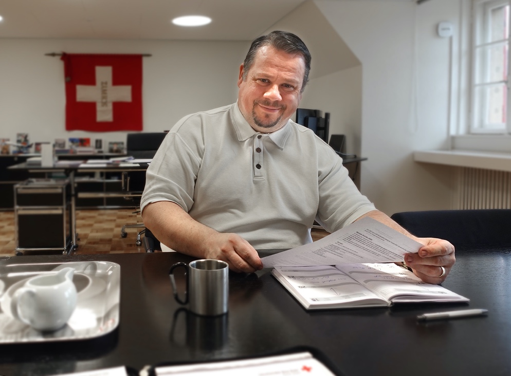 Ein Bild, das Person, Im Haus, Kleidung, Geschirr enthält.
Automatisch generierte Beschreibung