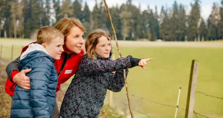 Kinderbetreuung die Kinder auf Feld betreut und Natur beobachtet