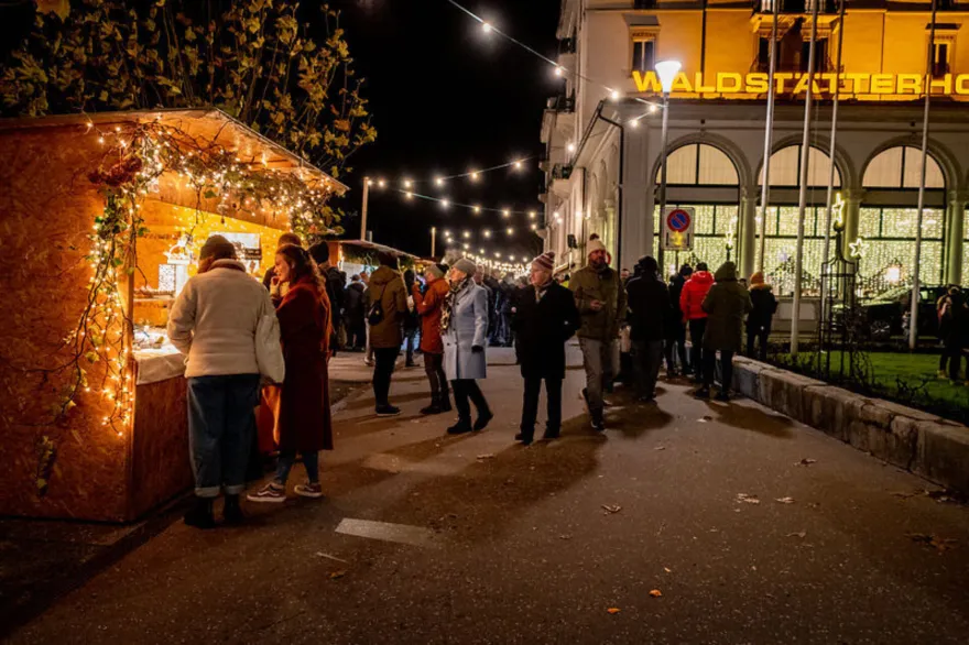 Weihnachtsmarkt-am-See-Brunnen.jpg